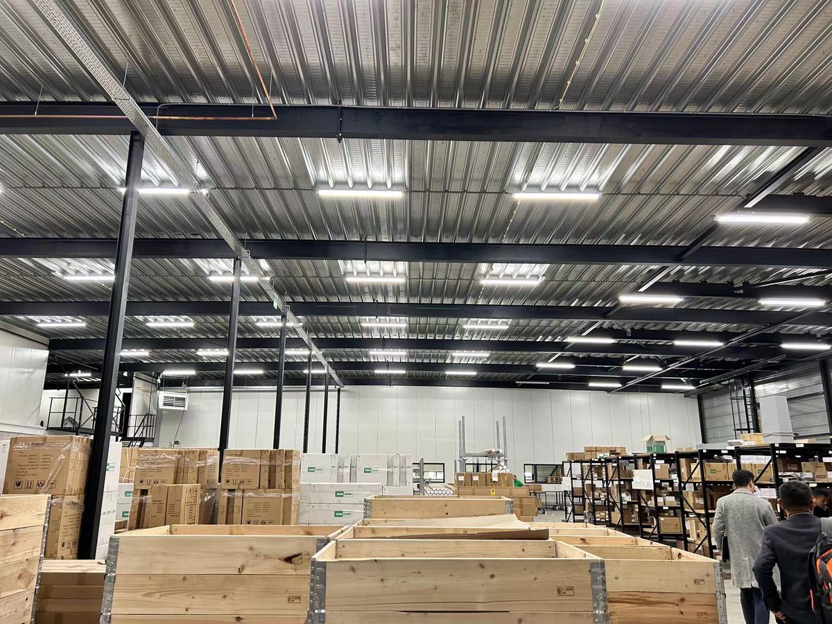 ShineLongCorp's tweet image. ShineLong tri-proof lights are lighting up warehouse aisles across the globe—resistant to dust, moisture, and impact, they keep operations running safely and smoothly.
👉shinelongled.com/contact-us/
#LEDLighting #WarehouseLighting #TriProofLight