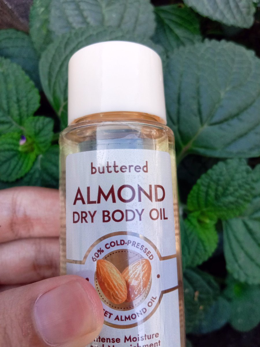 Kayanya solusi dari masalah kulit aku yg kering kerontang ini almond dry body oil nya buttered deh 🤭

Awalnya skeptis kalo si buttered almond dry body oil ini bakal too oily,to much and greasy, tapi ternyata aku salah, ini enak poll🫵🫰