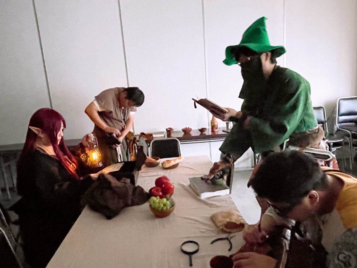 LARP_Laymun's tweet photo. 事態急変!村の祠に向かうと、様々な悍ましい痕跡が見つかります。そして、扉の先には明らかに怪しい唸り声。
「これはゾンビだな!」
「ゾンビが苦手な明かりをつける錬金物がある。これを使おう!」
扉を開けると、そこには?
#laymun
#夢幻郷 https://t.co/XdTeX65Rp0