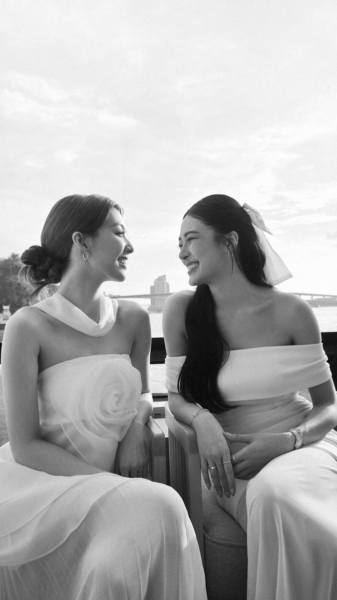 LingOrmHarmony_'s tweet image. #หลิงออม #LingOrm
พี่หลิง น้องออมเป็นตัวอย่างมิตรภาพที่ดีมากนะคะ เขาเติบโตมาด้วยกัน เขาไม่ลืมว่าส่วนหนึ่งตัวเองเติบโตมาอย่างดีได้เพราะใครอีกคนด้วย
ตัวอย่างที่ดีมิตรภาพ ตัวอย่างพลังบวกที่น่ารัก ตัวอย่างพื้นที่เซฟโซนของกันและกัน
ตัวอย่างดีๆอยู่ตรงหน้าแล้ว…