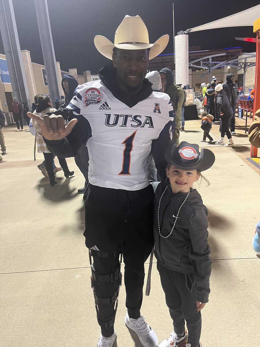 CoachBP11's tweet image. You know we’re gonna miss you @DeCorianClark6 Thank you for showing our #1 what it truly means to be #1 as a leader both on and off the field. #TriangleOfToughness