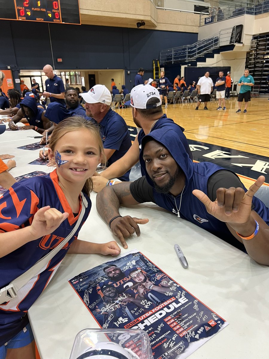 CoachBP11's tweet image. You know we’re gonna miss you @DeCorianClark6 Thank you for showing our #1 what it truly means to be #1 as a leader both on and off the field. #TriangleOfToughness