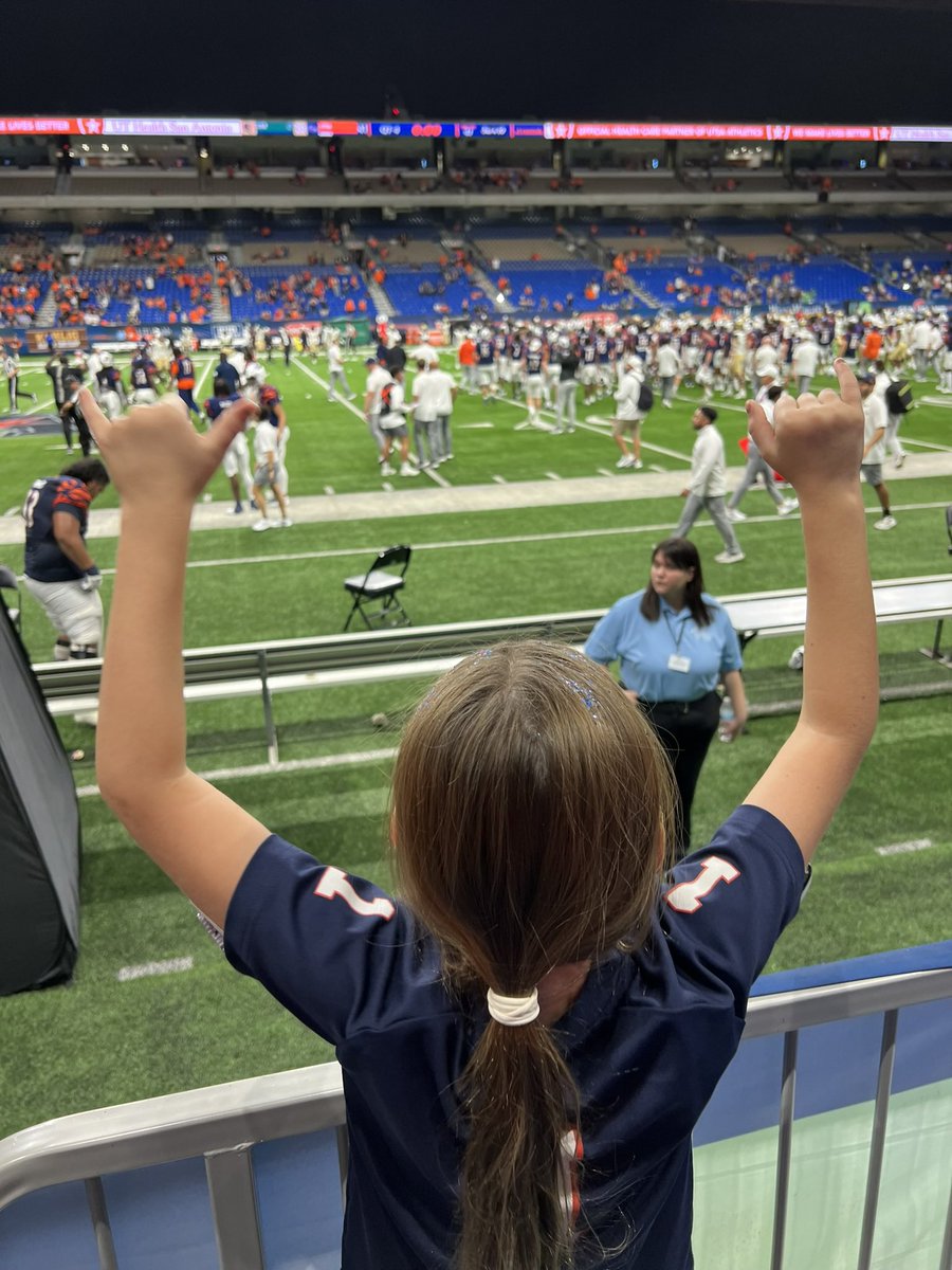 CoachBP11's tweet image. You know we’re gonna miss you @DeCorianClark6 Thank you for showing our #1 what it truly means to be #1 as a leader both on and off the field. #TriangleOfToughness