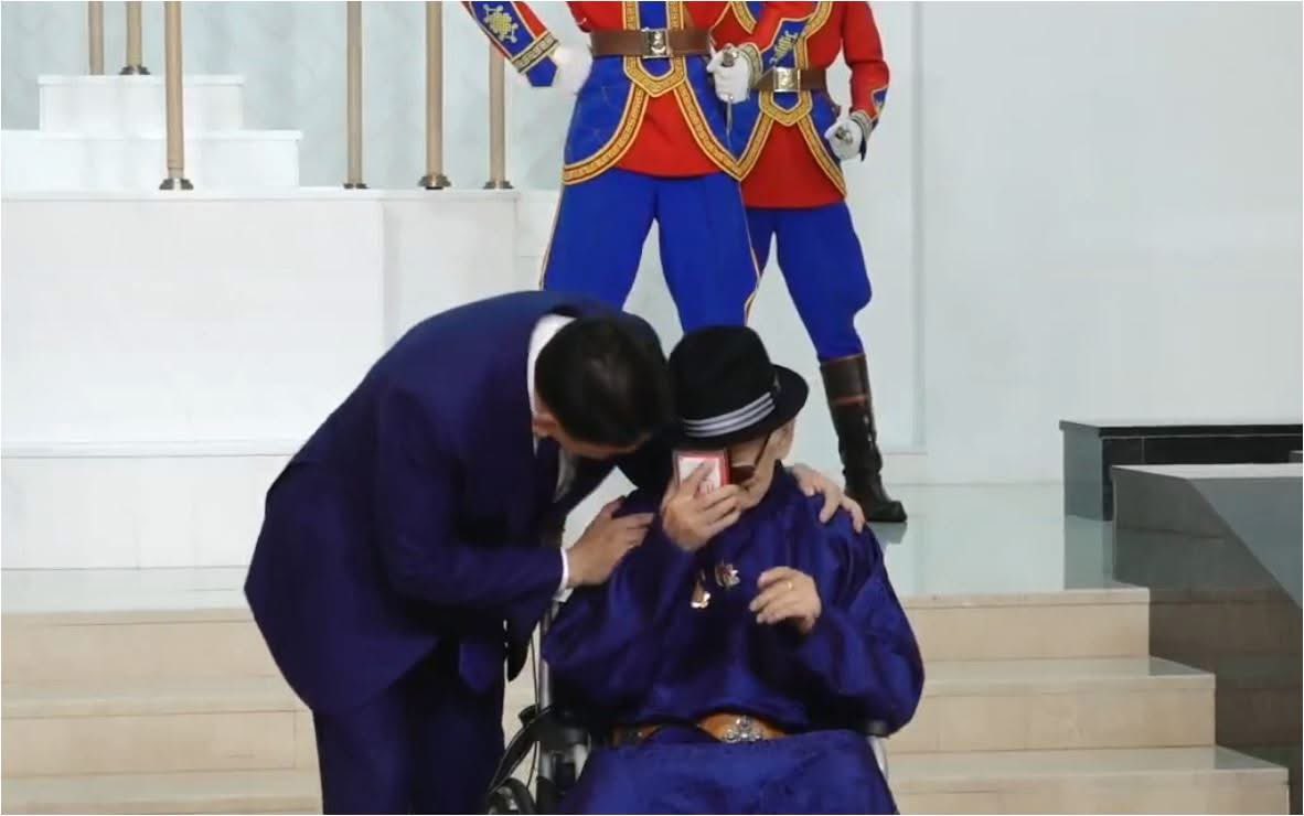 Монголын яруу найргийн нэрт төлөөлөгч, Төрийн соёрхолт, Ардын уран зохиолч Пунцагийн Бадарчид Хөдөлмөрийн баатар цол хүртээв.

Баярлан бахдаж байна аа. 😍