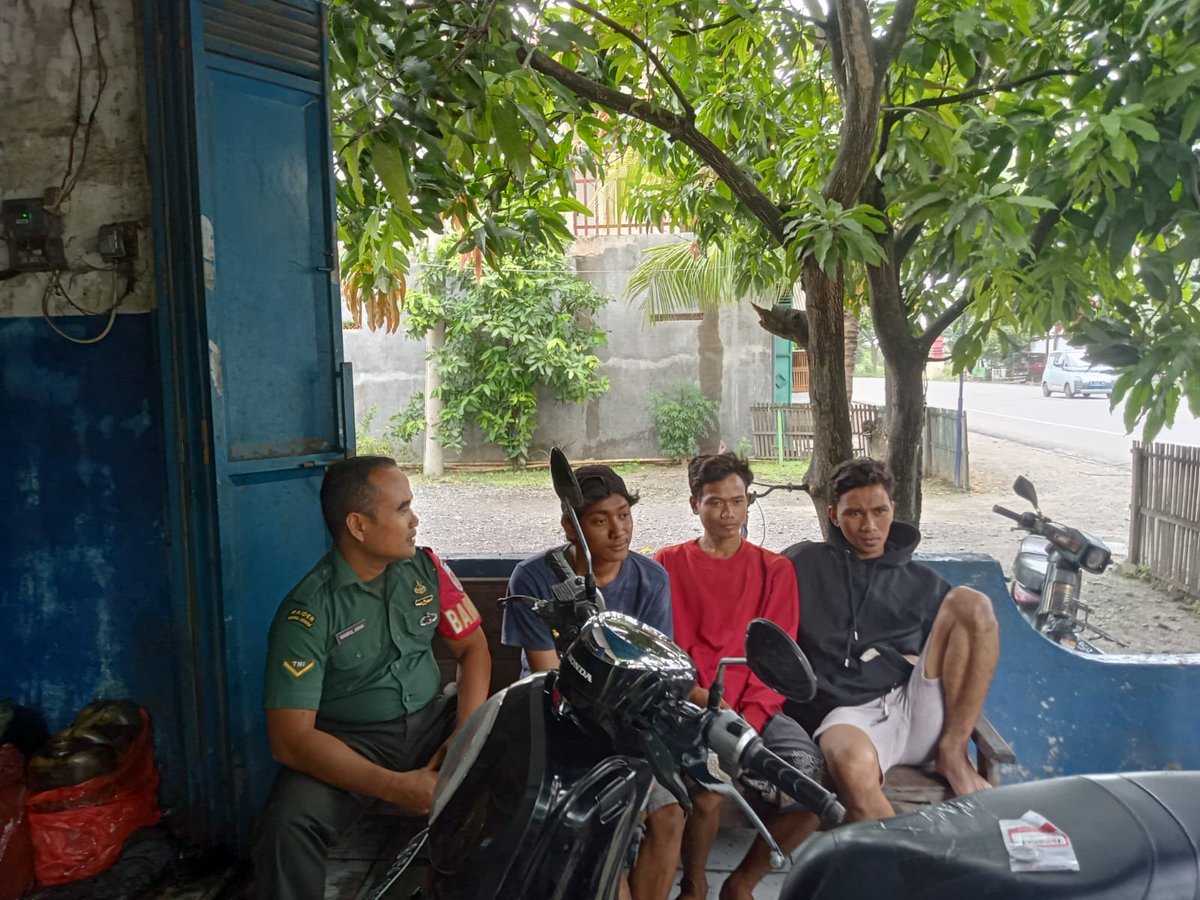 Serda Khorul Anam Babinsa Karanganyar melaksanalan Komsos dengan Warga Desa Binaan, membahas tentang faktor keselamatan dalam berkendara di jalan raya, selain kelengkapan surat-surat, menggunakan helm juga pengecekan kendaraan secara berkala supaya tetap layak untuk digunakan.