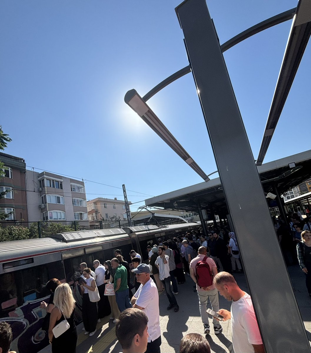 1 saatte kartaldan maltepeye geldik. Klima kapalı Fenalaşanlar acil butonuna basınca bir de anonstan azar geçiyorlar, sizin yüzünüzden tren duruyor diye yalanınızı s 2 saattir seferleriniz çift yönlü bu şekilde. Bir de şimdi maltepe de indik bekliyoruz. Yazık sene 2025!#marmaray