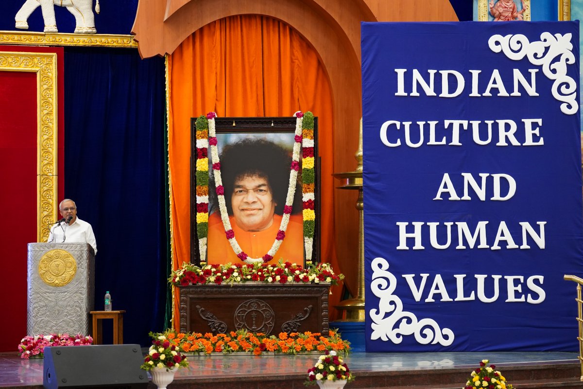 SSSIHL's tweet image. Celebration of Universal #HumanValues | Day 1 Highlights: The #SummerCourse in Indian Culture and Human Values commenced with great spiritual fervour and academic depth at Prasanthi Nilayam on 6 July 2025.
#srisathyasaicentenarycelebrations #100yearsofsrisathyasai
