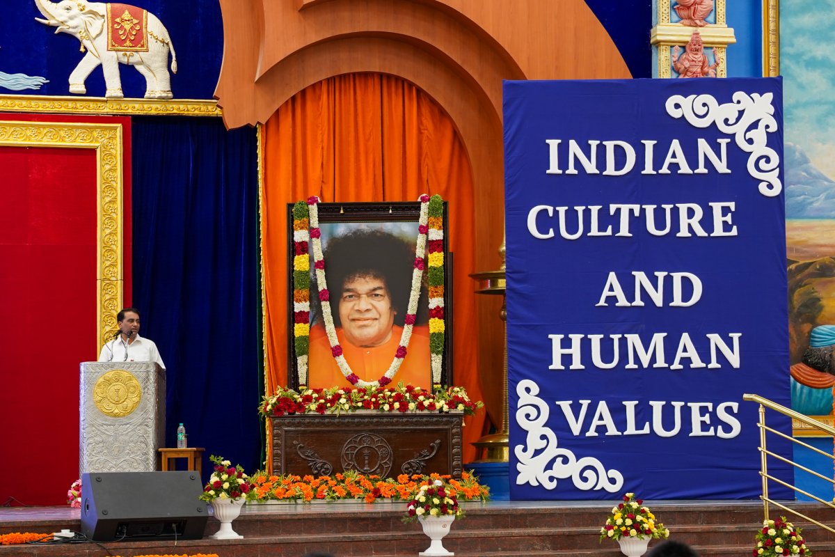 SSSIHL's tweet image. Celebration of Universal #HumanValues | Day 1 Highlights: The #SummerCourse in Indian Culture and Human Values commenced with great spiritual fervour and academic depth at Prasanthi Nilayam on 6 July 2025.
#srisathyasaicentenarycelebrations #100yearsofsrisathyasai