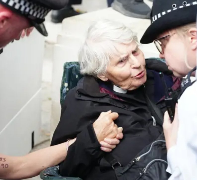 nic_iosa's tweet image. “I’m not afraid of being arrested… we cannot be bystanders.”
– Rev. Sue Parfitt, 83
Arrested for holding a sign.
This isn’t just about Palestine.
It’s about free speech, protest, and conscience—under attack.
We must resist.
#RevSueParfitt #RightToProtest #Palestine…