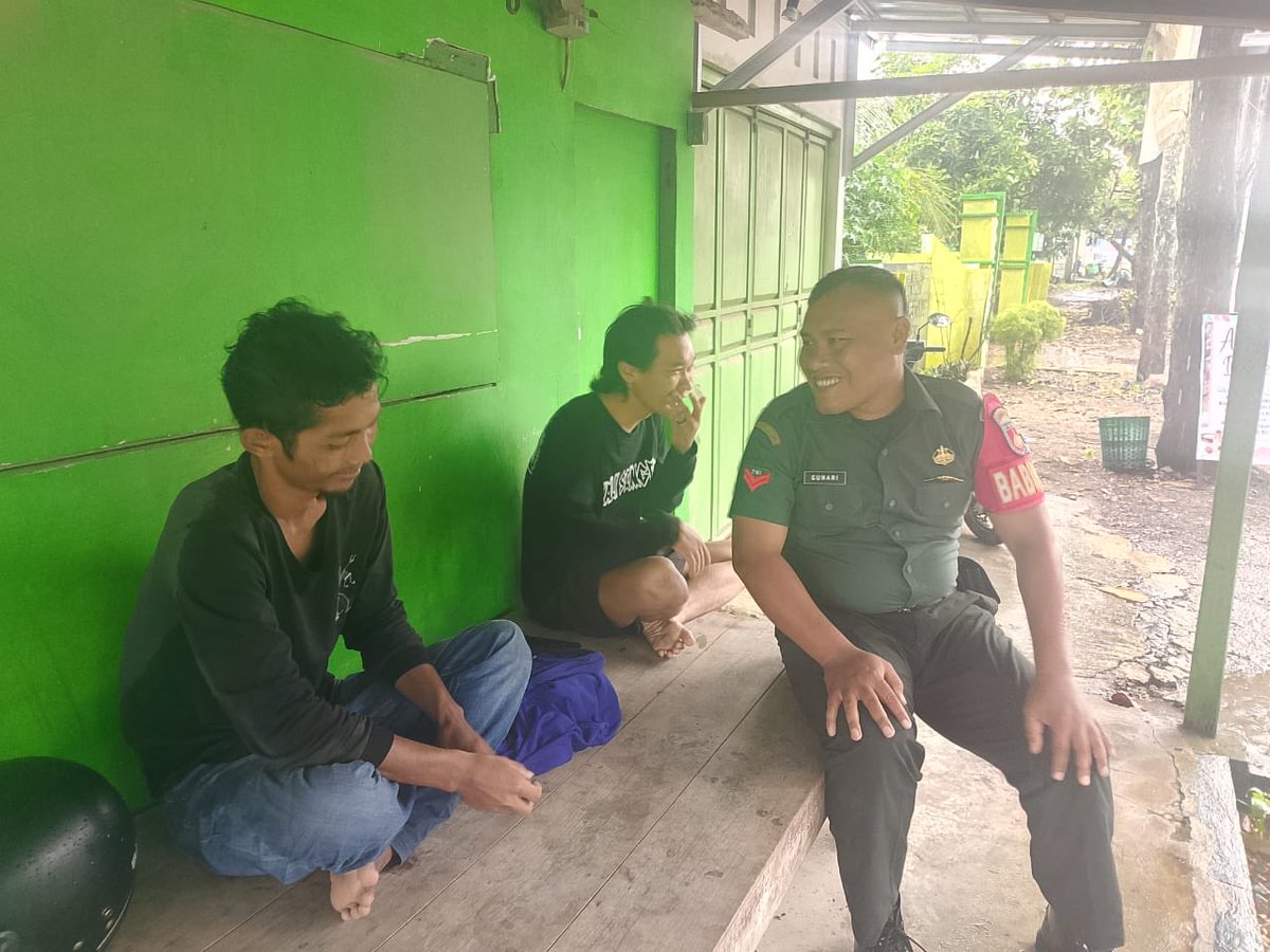 Koptu Gunari Babinsa Ngasinan melaksanakan Komsos dengan Pemuda Desa Binaan, menghimbau mengenai bahaya judi online, yang semakin marak di kalangan masyarakat dan mengingatkan para pemuda agar menjauhi perjudian online.