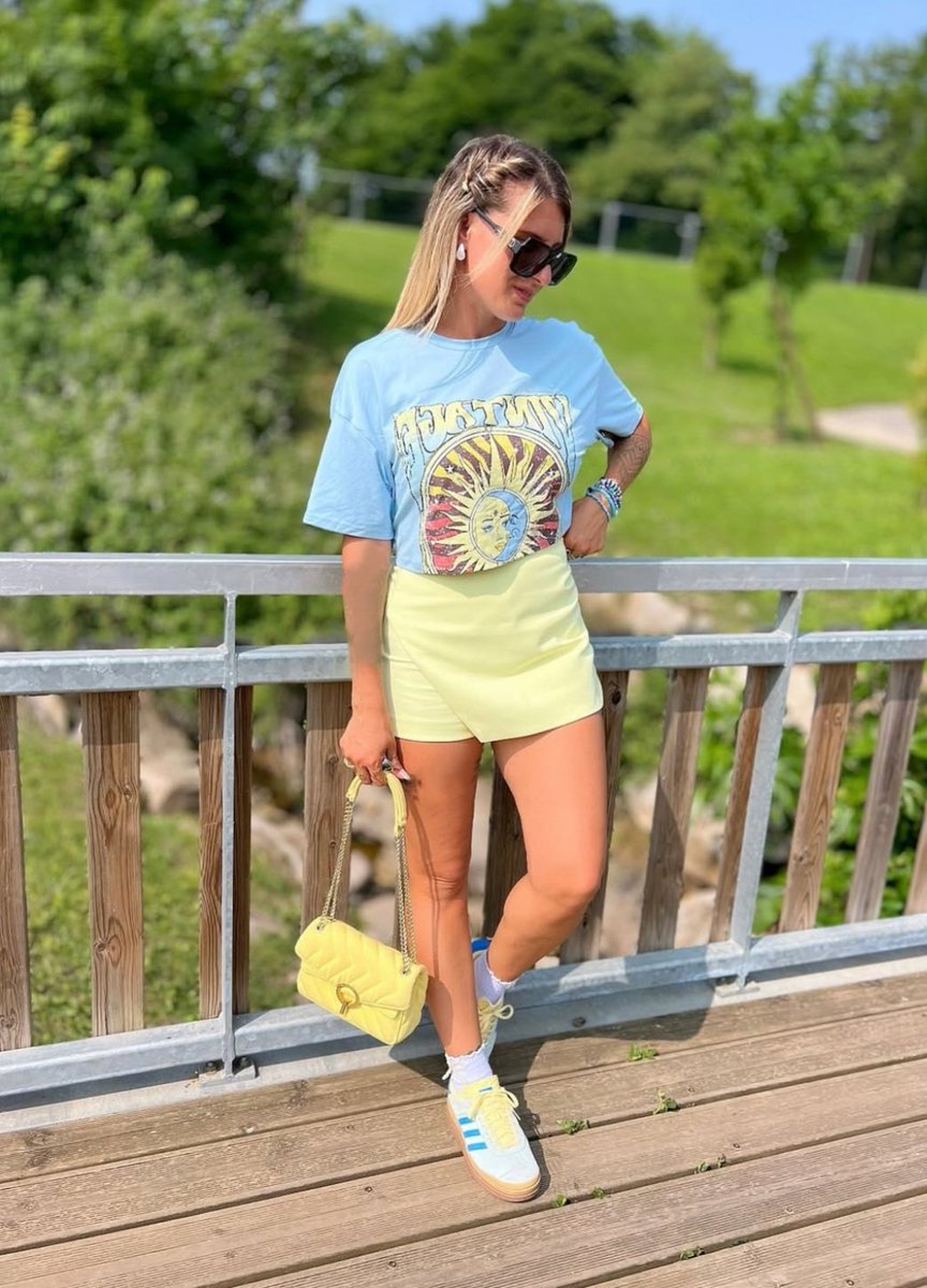 ...

💛
"Güneş bütün İnsanlara doğar; ama ışığı, perdesini açanlar görür"...
                                🌻🌱

#Günaydın 🔆