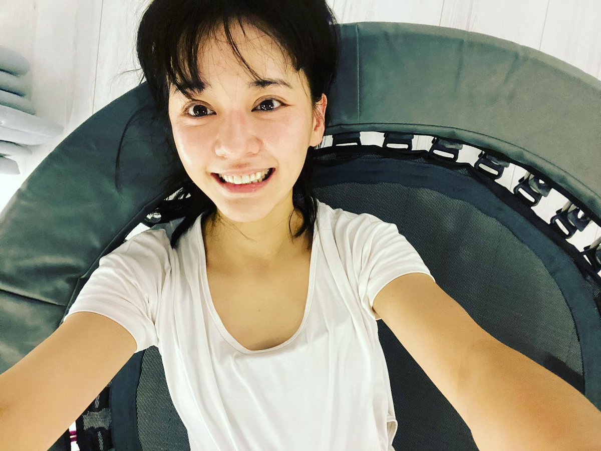 zhiting79238's tweet photo. 陳意涵 第一次知道是在電影，看採訪才知道，她還說前男友加起來能組足球隊🤤代表下面在還沒結婚前，享受了很多男人😋難怪這位老公不看顏值😈因為前面玩夠，就找個男人接盤🫢還有這嘴巴看起來就不簡單🥵黑絲也真的很勾引，一定很常穿這樣玩弄榨乾老公 https://t.co/onUMdnmIxt
