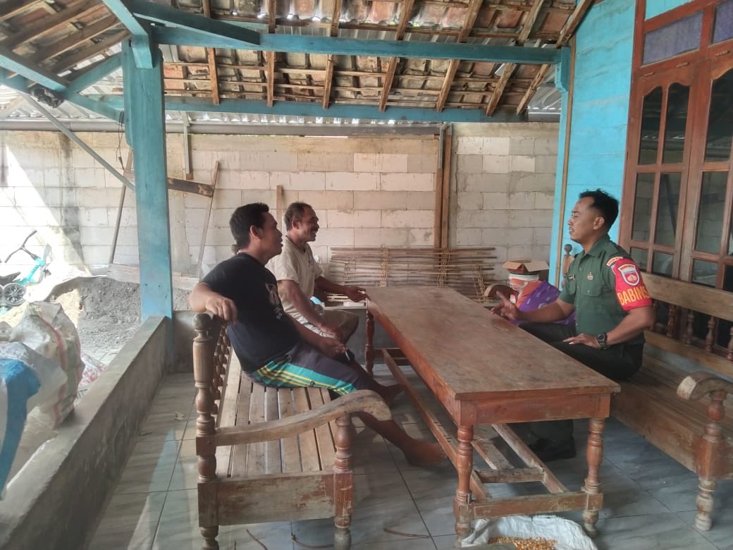 Serka Dwi Nanto Babinsa Pandanganwetan, melaksanakan Komsos dengan Warga Desa Binaan, membahas tentang maksud dan tujuan pendirian Koperasi Merah Putih, Pemerintah ingin meningkatkan kesejahteraan semua lapisan Masyarakat khususnya kalangan menengah kebawah.