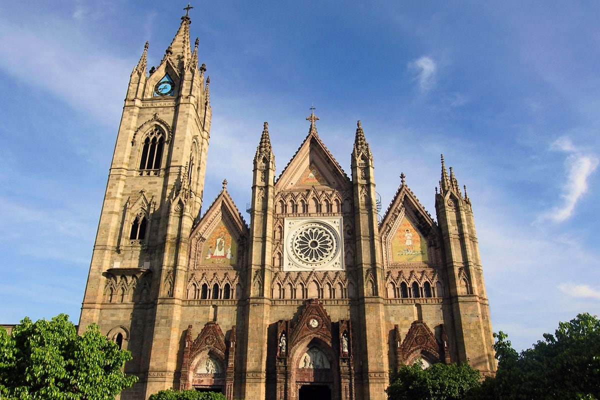 Magueycomunica's tweet photo. Roban el Copón eucarístico de la parroquia #Expiatorio del Santísimo Sacramento, uno de los templos más emblemáticos de #Guadalajara por su estilo neogótico. Por lo general este tipo de copones son de plata recubiertos de oro. Convocan a una vigilia por este hecho. 📷 Desde la Fe https://t.co/95NSap64XG