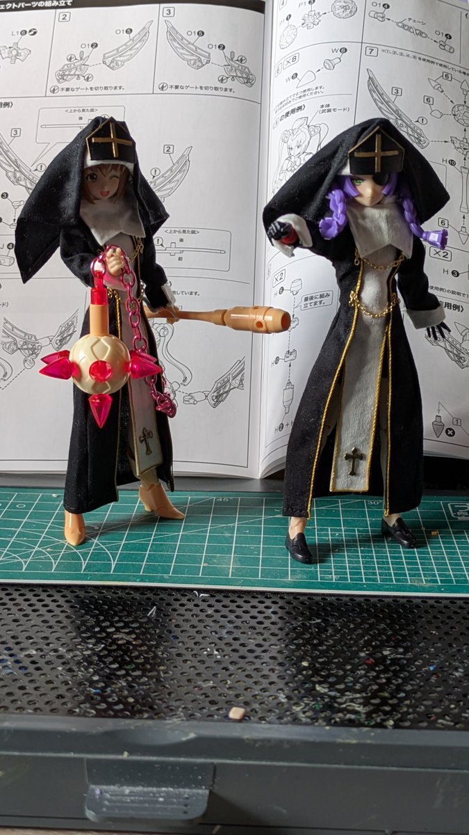 ぶーすけカンパニー(<a href="/nopo01/">ぶーすけカンパニー</a> )さんの修道女服手に入れたのでメガミデバイスのマジカルとグランマに着せました
一部針金とか入っていてポーズ取りやすいです
いい感じにな二人組