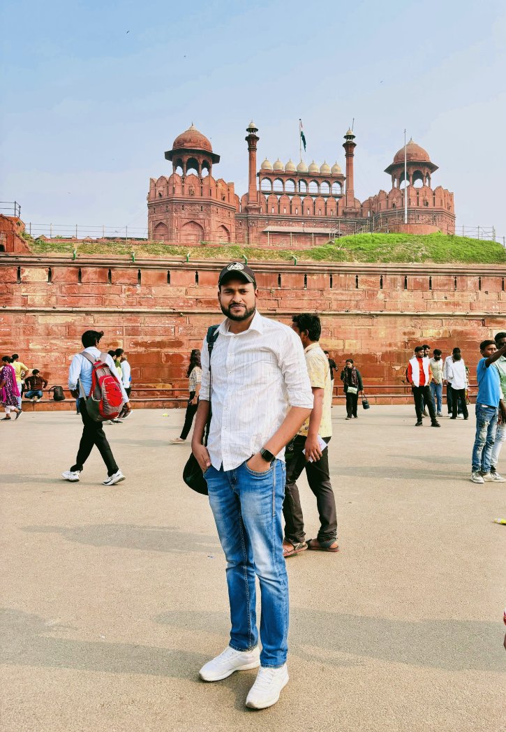 आज मेरा जन्मदिन है ,
हर साल की तरह इस बार भी खुद से एक वादा करता हूं –

खुद को और बेहतर बनाऊंगा,
गलतियों से सीखूंगा,
खुश रहूंगा, और
हर पल को पूरे दिल से जिऊंगा।

शुक्रिया मम्मी पापा का जिन्होंने मुझे जिंदगी दी।
शुक्रिया उस इंसान का जो हर मुश्किल में साथ रहा – "मैं खुद!"
#hbd .