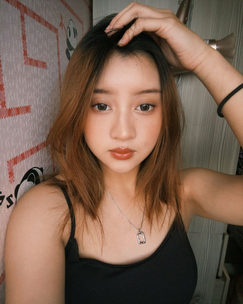 zhiting79238's tweet photo. lucy 在床上浪蕩成那樣，私下還裝高冷不屑臉😈想要的時候，真的是隻淫蕩小母狗🤤20歲騷逼也不知道被多少人開發過，150左右的小隻馬很飢渴🫢 https://t.co/5mMgvtFFAE