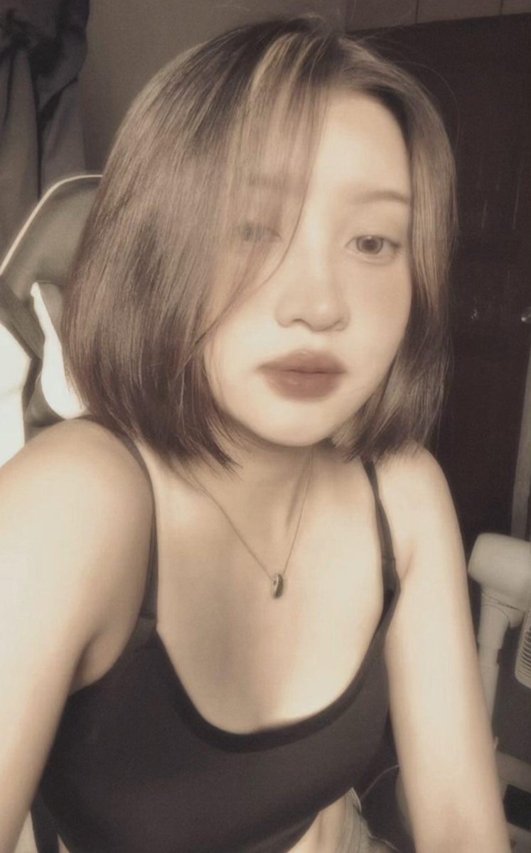 zhiting79238's tweet photo. lucy 在床上浪蕩成那樣，私下還裝高冷不屑臉😈想要的時候，真的是隻淫蕩小母狗🤤20歲騷逼也不知道被多少人開發過，150左右的小隻馬很飢渴🫢 https://t.co/5mMgvtFFAE
