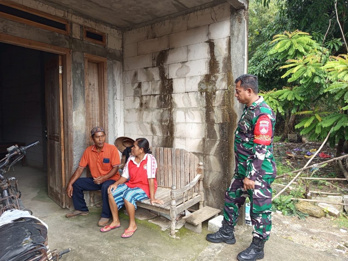 Babinsa desa Lambangan wetan Sertu Purwanto melaksanakan kegiatan komsos dengan Mbah Modin desa desa Lambangan wetan membahas kerukunan antar tetangga agar terjalin hubungan kekeluargaan.