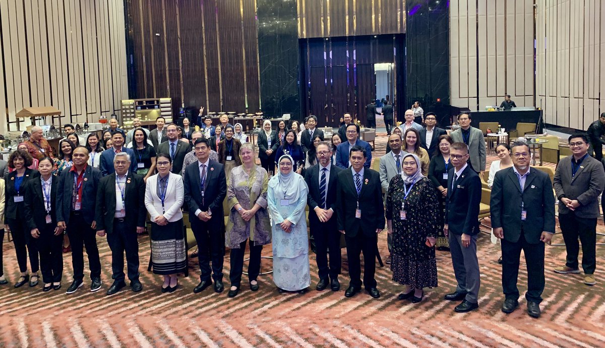 ukmissionasean's tweet image. Just launched at #SOMHD in Kuala Lumpur: The @ASEAN-UK Health Security Partnership! A new UK-funded programme to strengthen SE Asia’s defences against health threats like pandemics & climate-linked diseases.
Press release: gov.uk/government/new…
#UKASEANHSP #OneHealth #UKASEAN