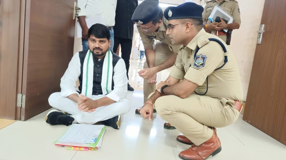 एक आदिवासी नेता को सिर्फ़ इसलिए गिरफ्तार किया गया क्योंकि वो अपने समाज की बात कर रहे थे?
चैतर भाई वसावा पर किया गया अन्याय पूरे आदिवासी समाज का अपमान है।🏓
<a href="/CMOGuj/">CMO Gujarat</a> 
<a href="/GujaratPolice/">Gujarat Police</a>
<a href="/INQALAB_ARMY_IN/">Inqalab Army India</a>
#ReleaseChaitarVasava #StandWithChaitarVasava 
<a href="/Power_Of_Johar_/">JOHAR KA POWER ✊ (प्रकृति की शक्ति)</a>
<a href="/Chhotu_Vasava/">Chhotubhai Vasava</a>