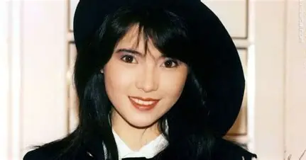fang_danie121's tweet photo. 2005年，成奎安得知蓝洁瑛生活窘迫没钱吃饭，就赶到蓝洁瑛的房子附近，特意嘱咐每一家饭店老板，以后她每次来吃饭，都要记账，别收钱，我会按时来付钱，有劳你们了！”没想到，成奎安做到了！

 香港深水埗一家不起眼的茶餐厅里，一位头发凌乱、神情恍惚的中年女子推门而入。她点了一份最便宜的叉烧饭，却在掏遍口袋后尴尬地发现，连30港币都凑不齐。店员认出她是曾经红极一时的"靓绝五台山"蓝洁瑛，正犹豫是否要驱赶时，老板突然走过来，轻声说："蓝小姐，以后你来吃饭，不用付钱。"  

 见蓝洁瑛愣住了，老板指了指墙上的一张字条，上面写着一个电话号码："成先生交代的，账都记在他名下。"  
 这位"成先生"，正是香港影坛以凶悍反派闻名的成奎安。在银幕上，成奎安是《监狱风云》里嚣张的"大傻"，是《赌神》里阴狠的打手。但现实中的他，却是圈内公认的"江湖最后一位义士"。  

 2005年，成奎安从朋友那里得知了蓝洁瑛的困境：这位昔日的TVB当家花旦，因精神受创、投资失败，已沦落到靠救济金度日，甚至被拍到在垃圾桶旁捡剩饭。尽管两人并无深交，成奎安仍立刻赶到蓝洁瑛居住的深水埗，挨家拜访她常去的餐馆，并留下一句："她来吃饭，记我账上。"  

 有老板试探着问："要是她天天来呢？"成奎安大笑："那就天天记！我成奎安说话算话！"  

 这个诺言，成奎安坚守了四年。他从不对外宣扬此事，甚至叮嘱餐馆老板别让蓝洁瑛知道是他所为，因为她自尊心强，知道了可能反而不肯吃。每到月底，他都会准时出现，结清所有账单。偶尔遇到蓝洁瑛，他也只是点头笑笑，仿佛一切理所当然。  

 2009年，成奎安因鼻咽癌去世。葬礼上，张家辉红着眼眶说："娱乐圈人人叫他'大傻'，可他做的每一件事都聪明到让人心疼。"而蓝洁瑛，直到多年后才从记者口中得知真相。  

 2018年，蓝洁瑛孤独离世。人们整理她的遗物时，发现一张泛黄的餐厅收据，背面写着一行小字："多谢照顾。"无人知道这是写给谁的，但或许，她早已感知到那份无声的温暖。  

成奎安与蓝洁瑛的故事，就像一部褪色的港产片：没有英雄救美的煽情，没有滴水之恩涌泉相报的结局。有的只是一个粗犷汉子最朴素的善意："我赚得多时，看不得别人挨饿。"  

只能说，在这个热衷炒作善行的时代，成奎安的沉默更显珍贵。他用最江湖的方式诠释了何为义气：不必声张，无需回报，只是对得起自己的良心。正如他生前常说的那句："做人嘛，开心重要，但良心更重要。"
（转）