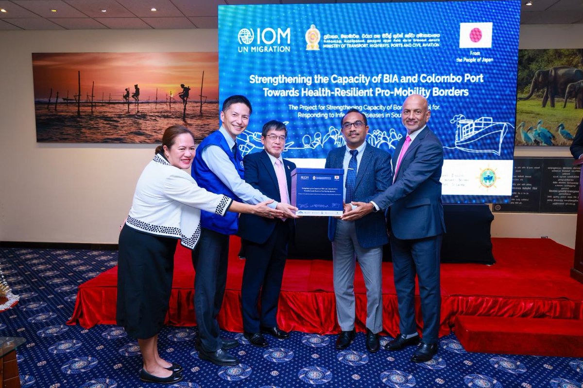 JapanEmb_SL's tweet image. On 4 July, Amb. Isomata 🇯🇵 joined Hon. Minister Bimal Rathnayake 🇱🇰 at @IOMSLandMV’s handover of X-ray scanners and a Compactor Refuse Collector 🚛 to boost 🛂 infection control at BIA. Supporting safe, sustainable tourism and a cleaner, healthier Sri Lanka — and Clean Sri Lanka!