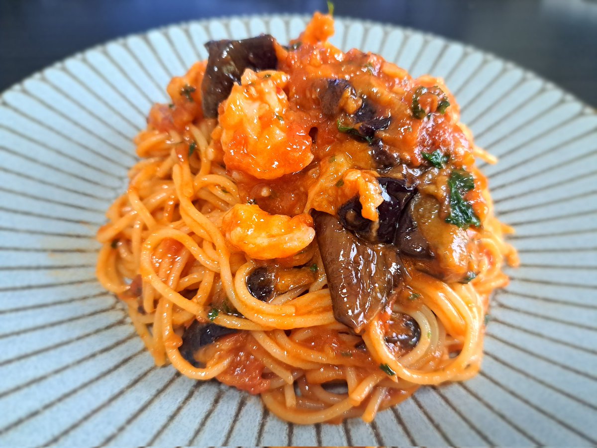 o_c_r_s__'s tweet image. ファビオシェフのレシピで
『ナスとエビの冷製アラビアータ』を作ってみた🍆🦐🍅
エビの殻をナスと一緒に揚げ焼きするので、エビの香ばしい香りがナスとソースに絡んでめちゃおいしい😌
冷製なので暑い季節にもピッタリ🍝
#ファビオ飯