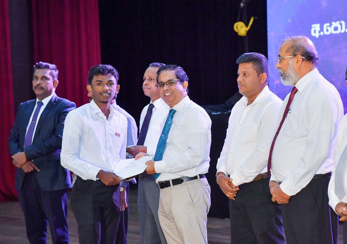 ThinakaranLK's tweet image. A/L பரீட்சையில் சிறந்த பெறுபேறுகளைப் பெற்ற மாணவர்கள்  கௌரவிப்பு
- தென் மாகாணத்தில் 361 மாணவர்களுக்கு தலா ரூ. 100,000 ஊக்குவிப்பு

மேலதிக விபரம் &amp;gt;&amp;gt;&amp;gt; thinakaran.lk/?p=139198

#ALExamination #PresidentsFund #HighAchievers #Awards #Incentive #Thinakaran #SriLanka #LKA #SL