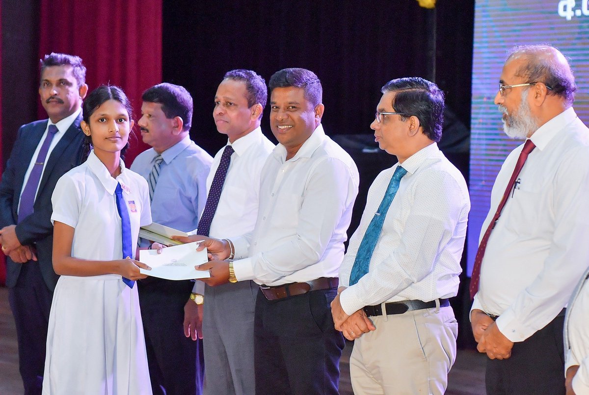 ThinakaranLK's tweet image. A/L பரீட்சையில் சிறந்த பெறுபேறுகளைப் பெற்ற மாணவர்கள்  கௌரவிப்பு
- தென் மாகாணத்தில் 361 மாணவர்களுக்கு தலா ரூ. 100,000 ஊக்குவிப்பு

மேலதிக விபரம் &amp;gt;&amp;gt;&amp;gt; thinakaran.lk/?p=139198

#ALExamination #PresidentsFund #HighAchievers #Awards #Incentive #Thinakaran #SriLanka #LKA #SL