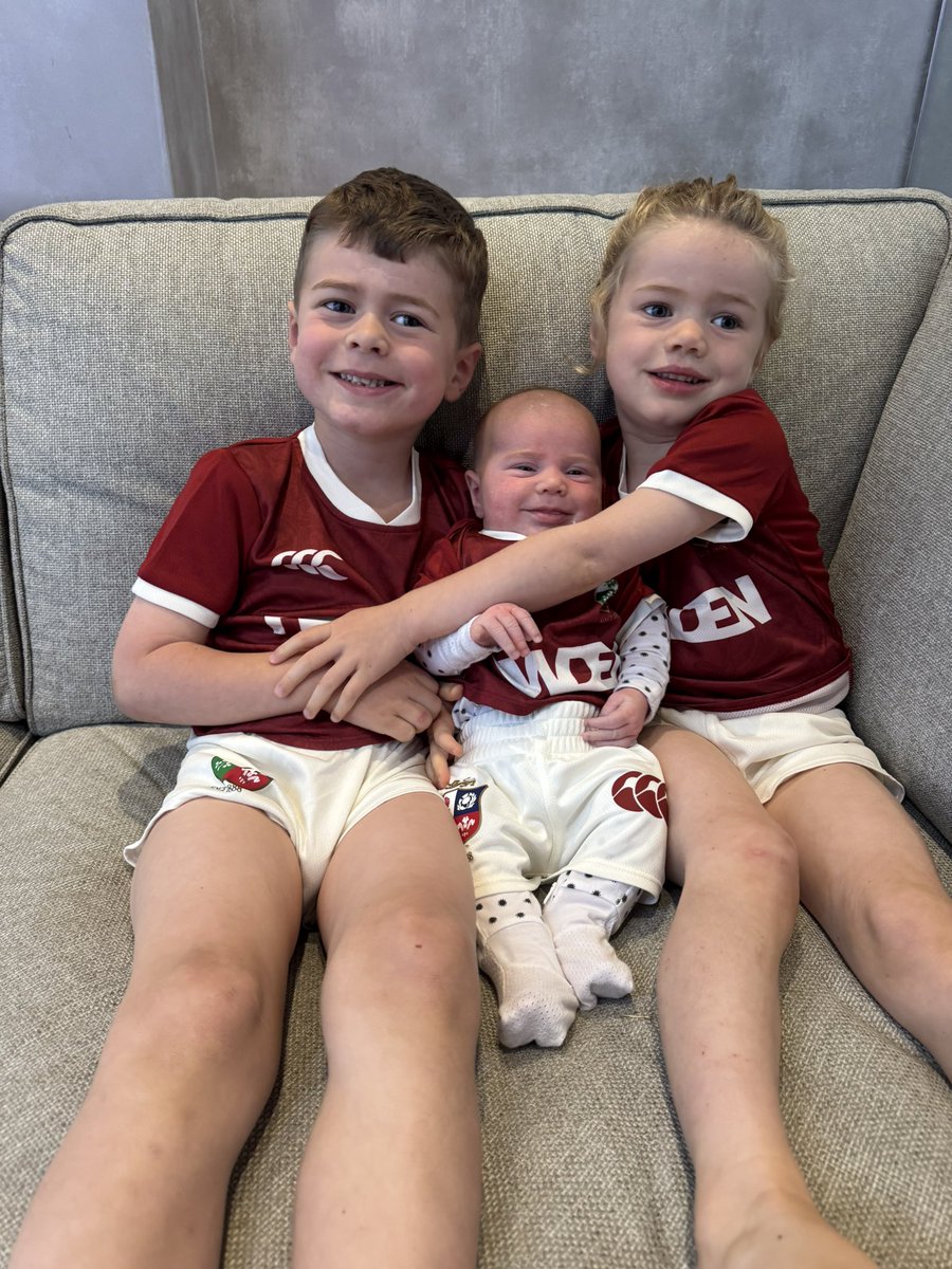Jamiehuwroberts's tweet image. 12 years on, I get to take my three @lionsofficial cubs on tour down under 
🦁🦁🦁🇦🇺❤️👌🏼

Can’t wait to catch up with old friends and enjoy the test Series with @howdenlocaluk 

Back to Manly Beach ❤️