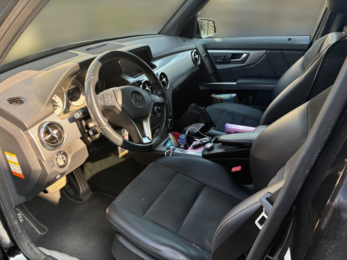 GC__direct's tweet photo. 🚗数日間限定入庫速報🚗
SUV全盛の今だからこそ選びたい、知る人ぞ知るGLKが入庫���たしました。

ワンオーナー、正規ディーラー車。
内外装オリジナルコンディション。
そして整備記録はすべてディーラー管理。

状態だけで言えば、これ以上のGLKを探すのは難しいかもしれません。

メルセデスのSUVといえば今や街にあふれていますが、GLKだけはなかなか見かけない。
なぜか？

答えは「左ハンドルしか存在しない」から。
当時の設計上、4WDと右ハンドルが両立できず、日本正規輸入はすべて左ハンドル。
今ではこの仕様を選んだ人だけが、“知る人ぞ知るメルセデスSUV”の世界を味わえる存在になりました。

角ばったキャビンデザイン、硬派な存在感、そして3.5L V6 NAエンジンの滑らかさと力強さ。
過給機全盛の時代に、あえて自然吸気を選んだ潔さとバランスの良さ。
その恩恵は、市街地〜高速までの安定した走行フィールと、実燃費9km/L前後という実用性に表れています。

さらにAMGスポーツパッケージ付き。
引き締まった足回りは“硬すぎず、素直”。
メルセデスらしい重厚感を残しながら、街でも扱いやすいサイズ感と感覚。

このクルマは、華美でも派手でもない。
だけど、静かに「良いモノを知ってる人が選ぶ一台」です。
それを所有するということは、単なる移動手段を“誇れる体験”に変えるということ。

このGLK、販売期間は最長7日間限定。
「いつか見つけたら」では遅い。
数が少ないうえ、ここまで整った履歴の個体はほとんど出てきません。

���になった方は、その“今動けるかどうか”が、全てです。

気になった方は今すぐDMください📩

▼販売車輌概要
GLK350 4MATIC BE AMGパッケージ
2014年
8.3万km
車検2年付
修復歴なし
7AT
支払い総額198万円💫（法定点検費用込み）

▼詳細はこちら
https://t.co/g2XWljXMee

#車売ります