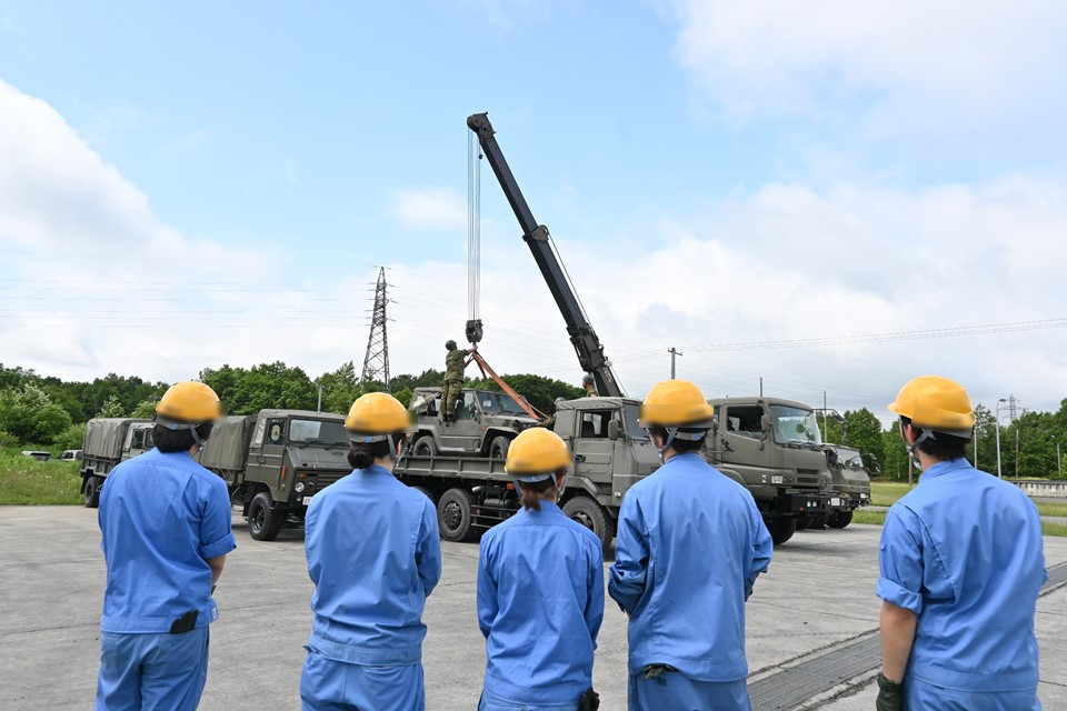 7th_Division_pr's tweet image. 【自衛隊体験】
この度、菱重特殊車両サービス株式会社千歳事業所の新規所員5名が体験入隊しました!
自衛隊の普段の訓練・生活、企業が製造した車両がどのように使用・整備されているのか、身をもって体験していただきました。
#第7師団
#自衛隊
#新生機甲師団
#菱重特殊車両サービス株式会社
