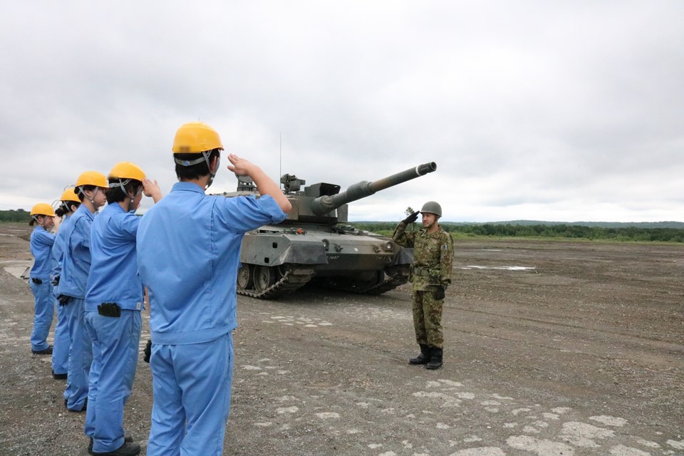 7th_Division_pr's tweet image. 【自衛隊体験】
この度、菱重特殊車両サービス株式会社千歳事業所の新規所員5名が体験入隊しました!
自衛隊の普段の訓練・生活、企業が製造した車両がどのように使用・整備されているのか、身をもって体験していただきました。
#第7師団
#自衛隊
#新生機甲師団
#菱重特殊車両サービス株式会社