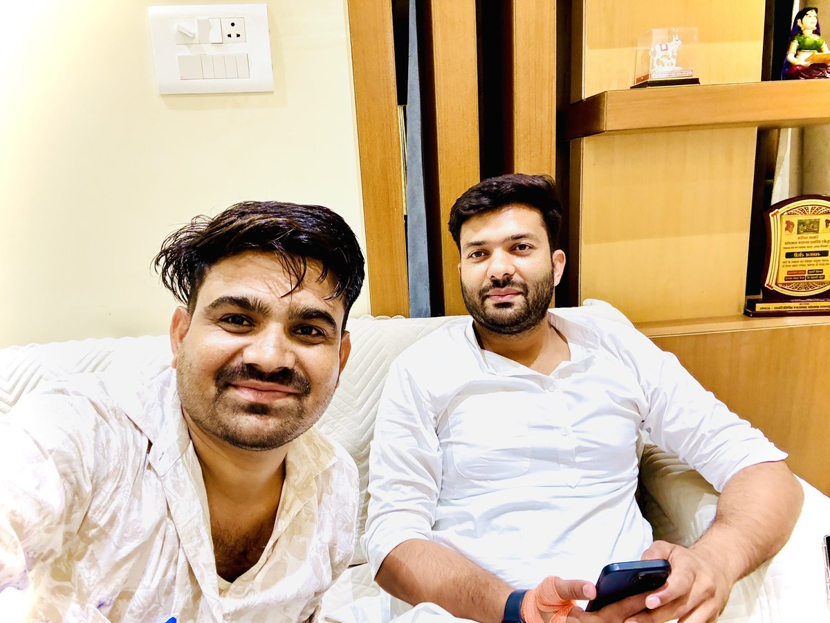 Ganga Ram Gurjar (@gangaramgurjar_) on Twitter photo आज अजमेर में नसीराबाद के भावी विधायक भाई शिवप्रकाश जी गुर्जर से शिष्टाचार भेंट की....!
आपका प्रेम स्नेह हमेशा ऐसे ही बना रहें.....!!
<a href="/ShivprakashGjr/">Shivprakash Gurjar 🇮🇳</a> आज अजमेर में नसीराबाद के भावी विधायक भाई शिवप्रकाश जी गुर्जर से शिष्टाचार भेंट की....!
आपका प्रेम स्नेह हमेशा ऐसे ही बना रहें.....!!
<a href="/ShivprakashGjr/">Shivprakash Gurjar 🇮🇳</a>