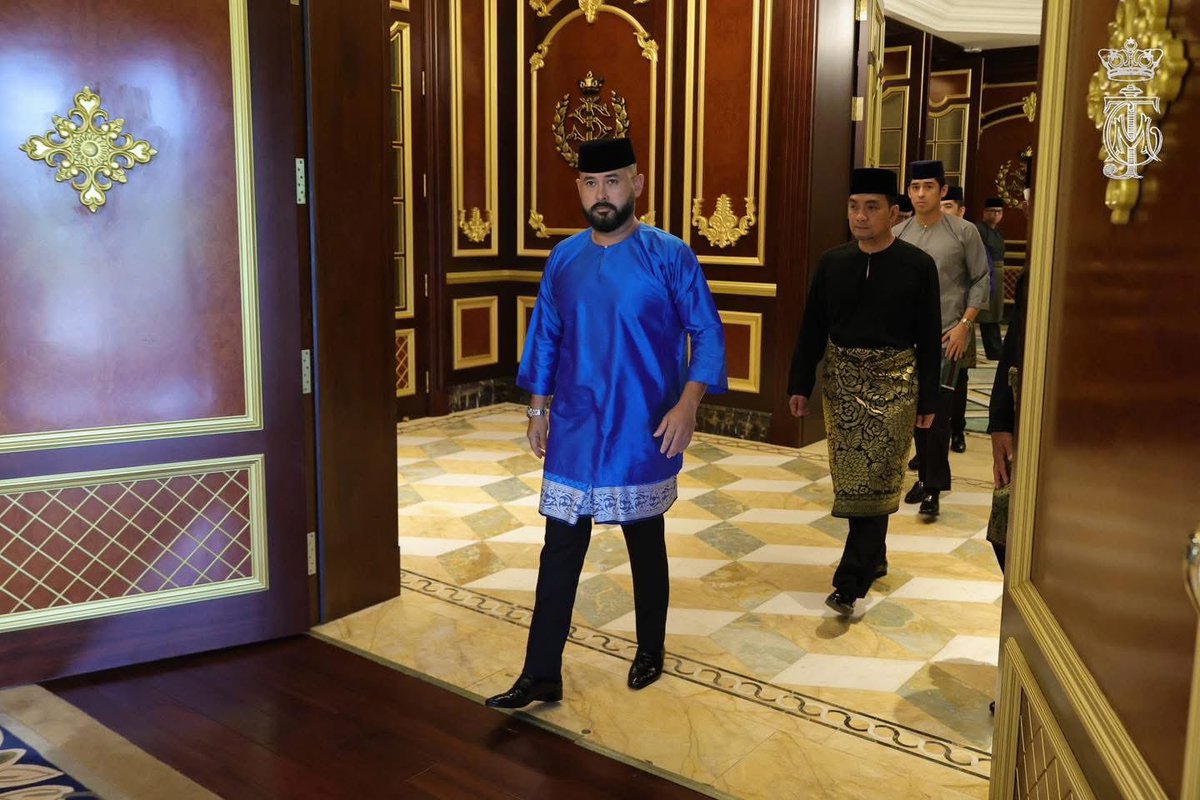 HRHJohorII's tweet image. Duli Yang Amat Mulia Tunku Mahkota Ismail, Pemangku Sultan Johor berangkat ke Majlis Istiadat Penyerahan Surat Tauliah, Sumpah Jawatan dan Sumpah Taat Setia YB Setiausaha Kerajaan Johor kepada YB Dato’ Haji Asman Shah Abd. Rahman di Balai Mengadap, Istana Bukit Serene pada hari…