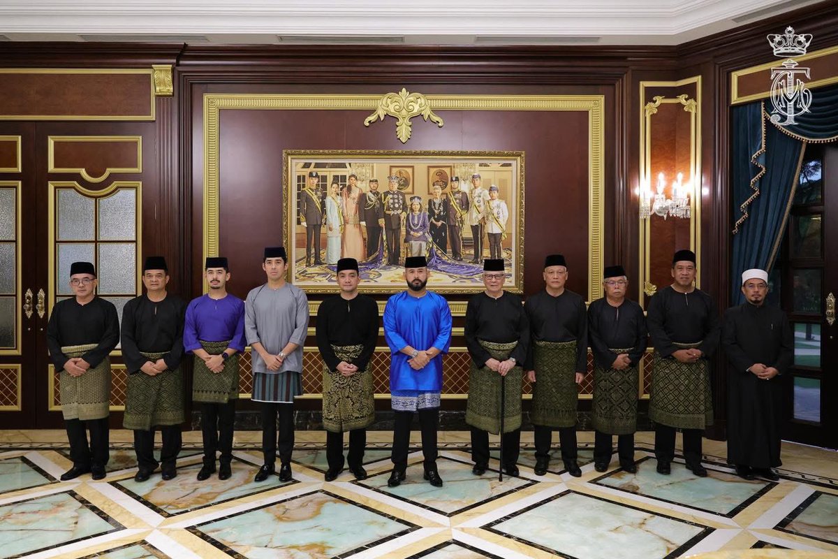 HRHJohorII's tweet image. Duli Yang Amat Mulia Tunku Mahkota Ismail, Pemangku Sultan Johor berangkat ke Majlis Istiadat Penyerahan Surat Tauliah, Sumpah Jawatan dan Sumpah Taat Setia YB Setiausaha Kerajaan Johor kepada YB Dato’ Haji Asman Shah Abd. Rahman di Balai Mengadap, Istana Bukit Serene pada hari…