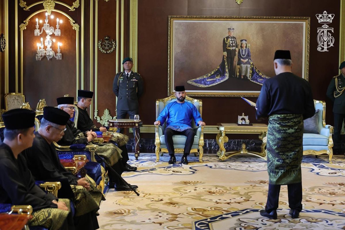 HRHJohorII's tweet image. Duli Yang Amat Mulia Tunku Mahkota Ismail, Pemangku Sultan Johor berangkat ke Majlis Istiadat Penyerahan Surat Tauliah, Sumpah Jawatan dan Sumpah Taat Setia YB Setiausaha Kerajaan Johor kepada YB Dato’ Haji Asman Shah Abd. Rahman di Balai Mengadap, Istana Bukit Serene pada hari…