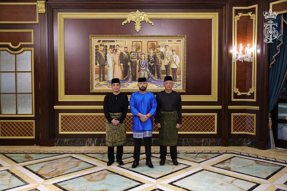 HRHJohorII's tweet image. Duli Yang Amat Mulia Tunku Mahkota Ismail, Pemangku Sultan Johor berangkat ke Majlis Istiadat Penyerahan Surat Tauliah, Sumpah Jawatan dan Sumpah Taat Setia YB Setiausaha Kerajaan Johor kepada YB Dato’ Haji Asman Shah Abd. Rahman di Balai Mengadap, Istana Bukit Serene pada hari…