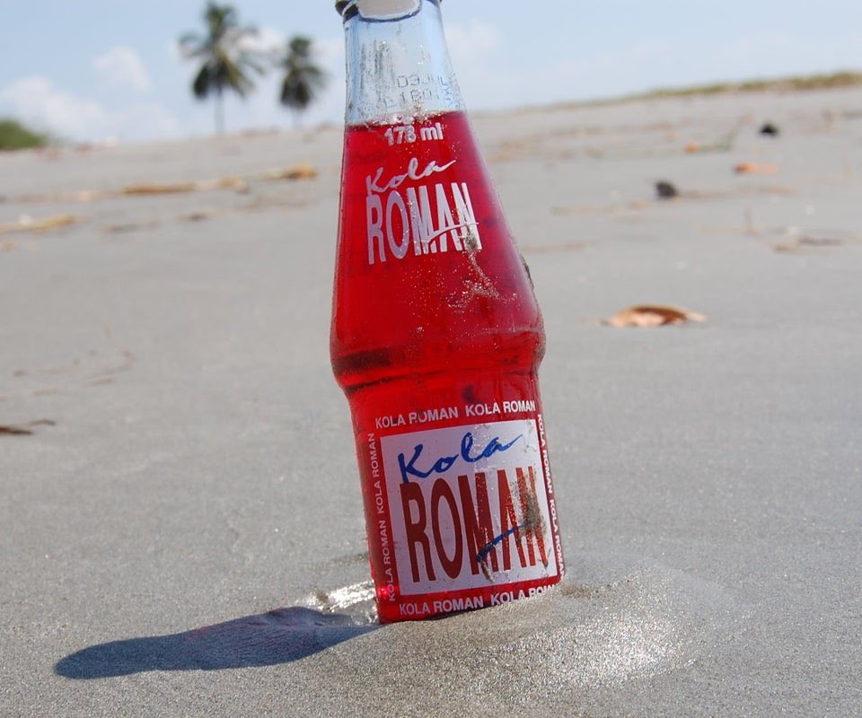 El dato: Kola Román nació en 1865 en Cartagena 21 años antes que Coca-Cola. Es una de las gaseosas más antiguas del mundo y la primera en comercializarse globalmente. Kola Román es un símbolo de la industria farmacéutica colombiana.