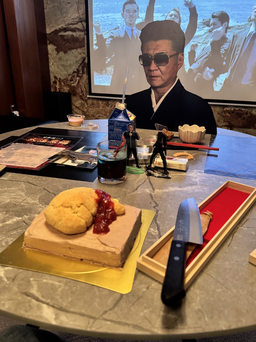 pp_pk_2's tweet photo. 昨日〜〜青誕でした！！
今回はリクエストのコラボカフェ🗾

知らんジャンルやったので、資料と共にプレゼンしてもらって企画頑張りました🔪💳

終わってからもしばらくヤクザ喋り抜けんくなってて笑った
喜んでもらえてたみたいでよかった楽しかった〜！！！
happybirthdayAO☁️ https://t.co/JC8giiSdHl