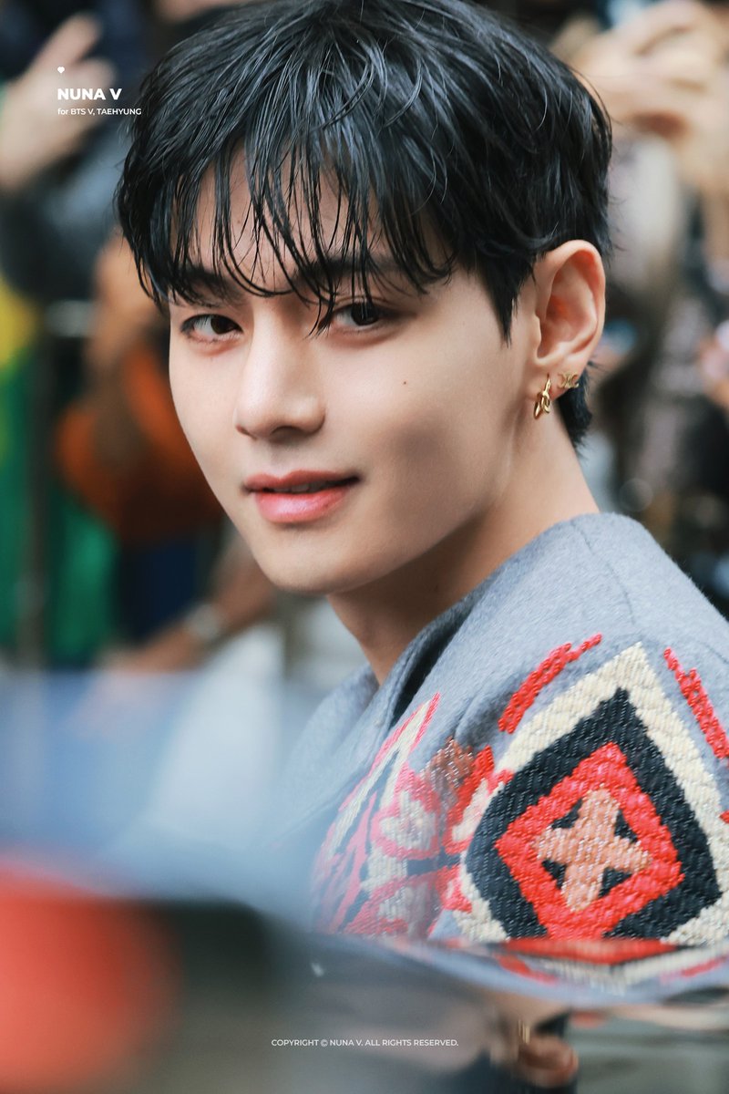 pantip_korea's tweet image. 📌 V (BTS) เข้าร่วมงานแฟชั่นโชว์ CELINE Printemps 2026 ณ กรุงปารีส 🗼
อ่านต่อ ▶ pantip.com/s/br5Ok
#V #แทฮยอง #TAEHYUNG #วี #뷔 #คิมแทฮยอง #KIMTAEHYUNG #태형 #김태형 #BTSV #BTS #VxCelineFashionShow #TAEHYUNGxCELINE #CELINESPRING2026