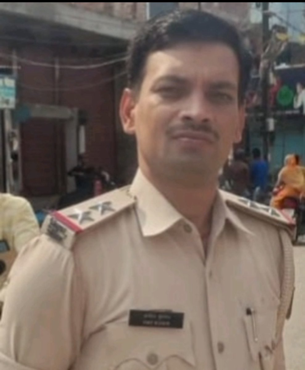 He is Inspector Amit Kumar.

He is the SHO of Laheriasarai, Darbhanga.

He was brutally stabbed with knives during #Muharram yesterday.

Currently, he is hospitalised.
