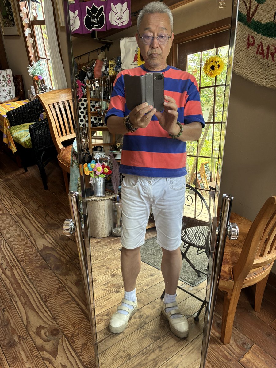 DimancheCafe's tweet image. 暑い毎日です。雨が降らないので植木の水やりは朝の仕事になっています。こちら海近では朝、かなりの霧が出ることが多く多少涼しいのですが日が出ると暑くなり短パン🩳で店に出ています。