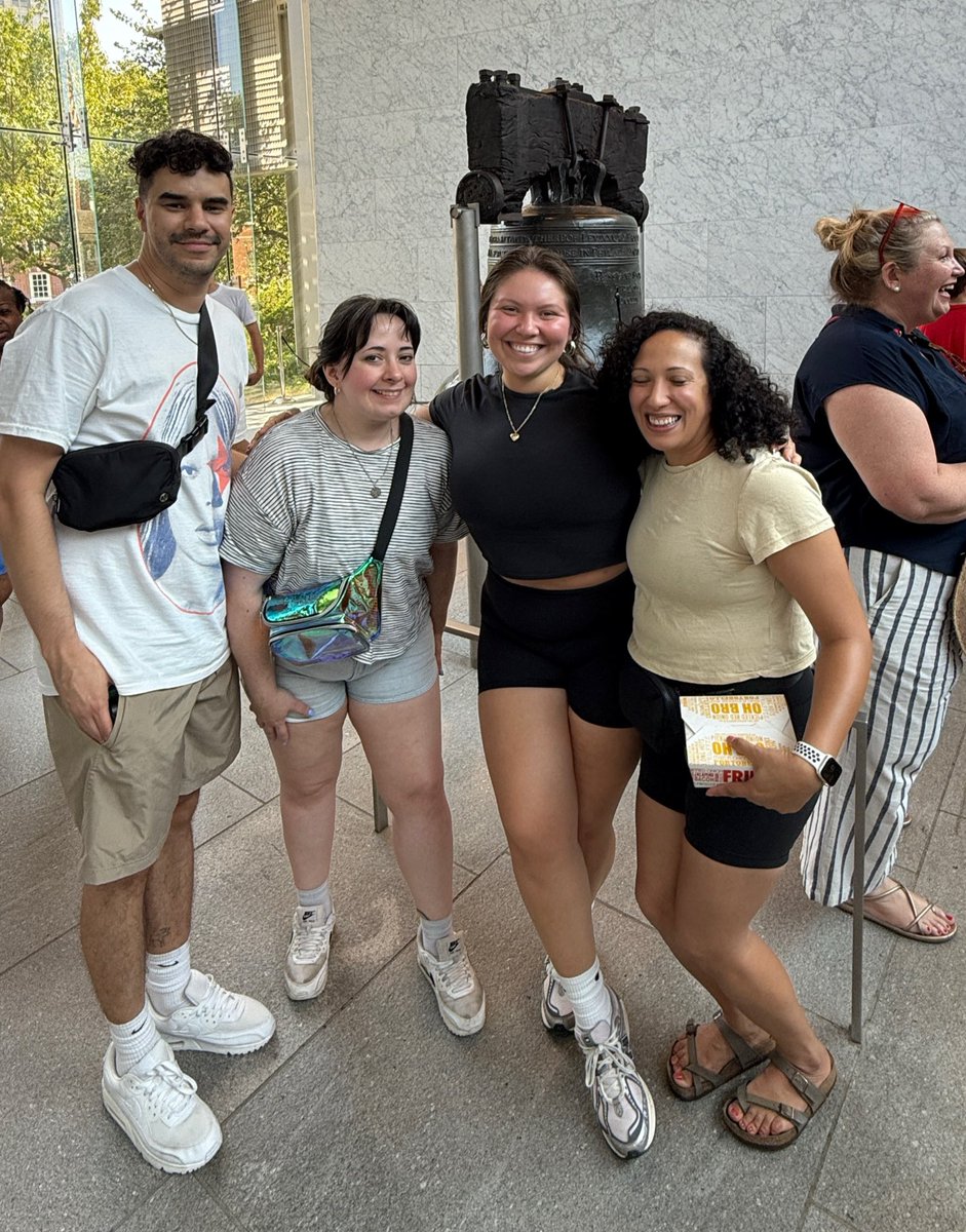 AlyssaCuevas_'s tweet image. Spotted: Benjamin Franklin & the Liberty Bell at The Birthplace of America 🔔🇺🇸🎇
loved making @Amplify text to life connections while in Philly for July 4th 🤩