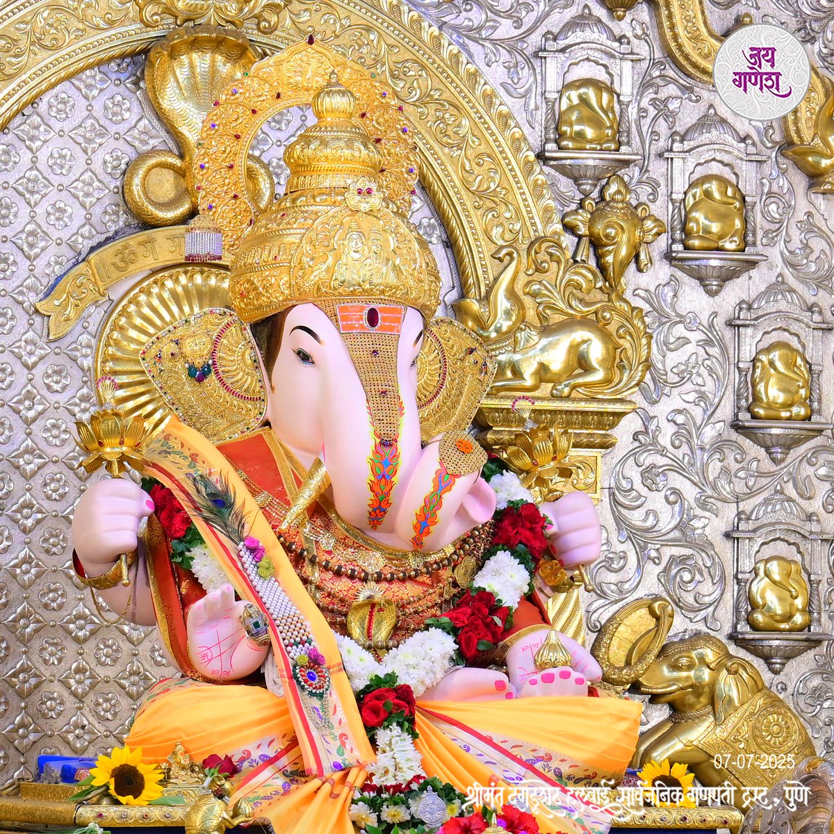 DagdushethG's tweet photo. ’तूच एक शाश्वत सत्य, म्हणून आलो तुझिया दारी,
जन्मोजन्मी तुझा वास वसो अंतरात, हीच आस उरी’   

#dagdusheth #shrimant #shrimantdagdusheth #dagdushethganpati #shrimantmoraya #dagdushethhalwaiganpati #bappa #bappamoraya https://t.co/UKKMWR0S8o