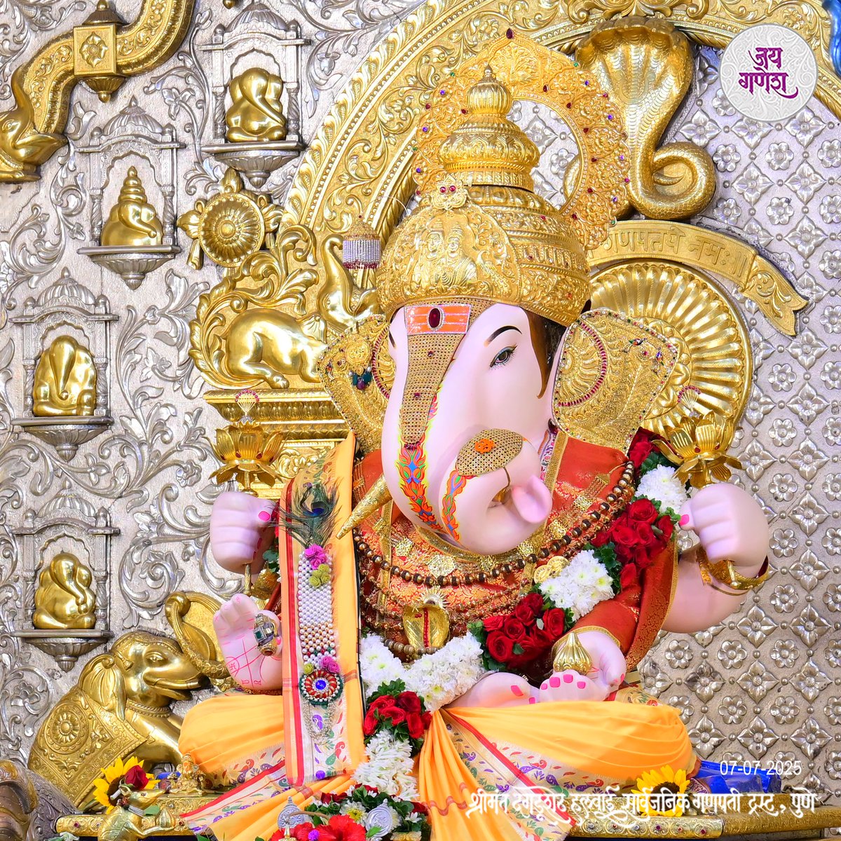 DagdushethG's tweet photo. ’तूच एक शाश्वत सत्य, म्हणून आलो तुझिया दारी,
जन्मोजन्मी तुझा वास वसो अंतरात, हीच आस उरी’   

#dagdusheth #shrimant #shrimantdagdusheth #dagdushethganpati #shrimantmoraya #dagdushethhalwaiganpati #bappa #bappamoraya https://t.co/UKKMWR0S8o