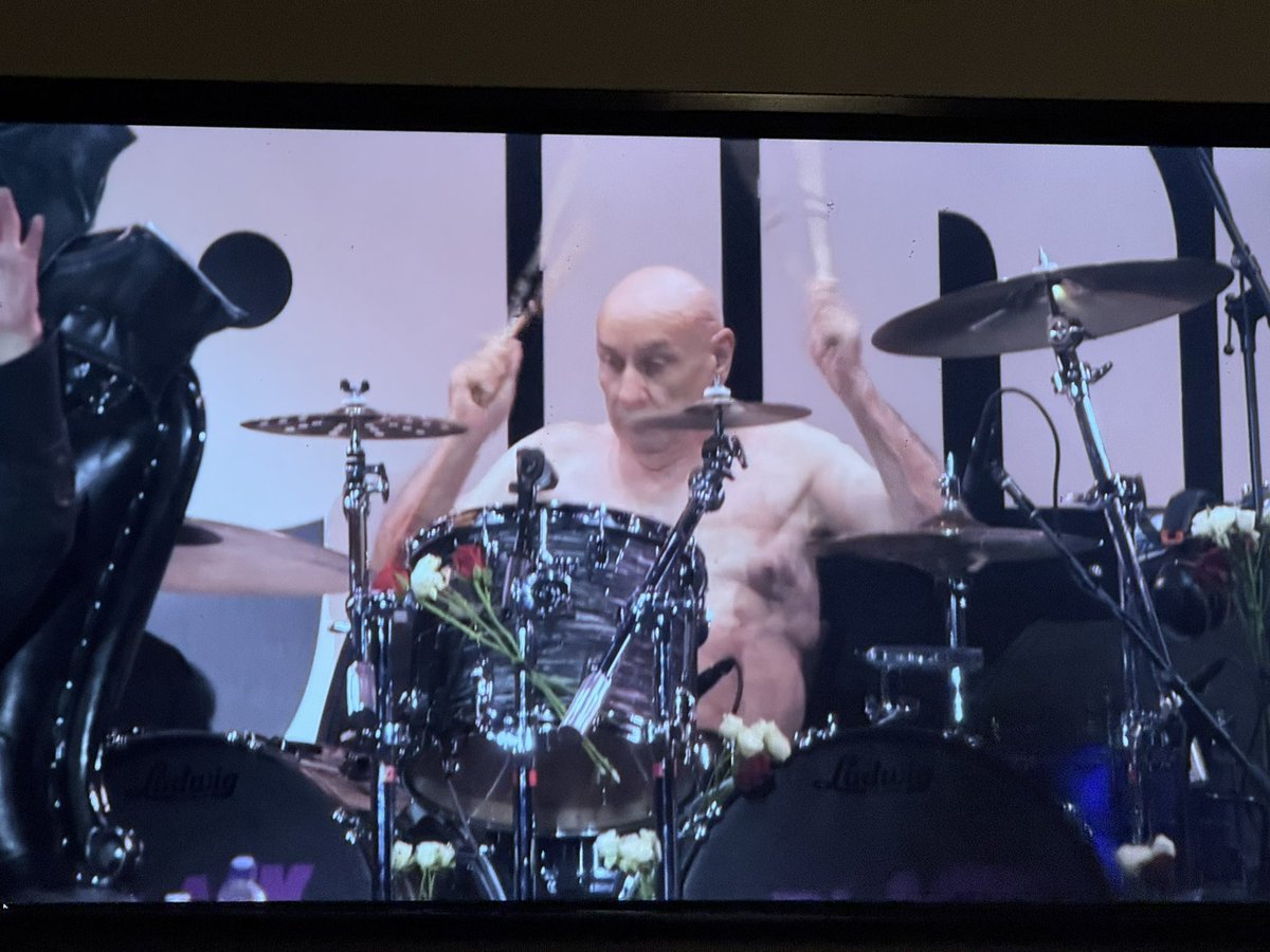 Ozzy si nos dejó dicho: “I tell you to enjoy life,  Í wish I could but it's too late”… 🥹🤘🏾🔥 #BackToTheBeginning