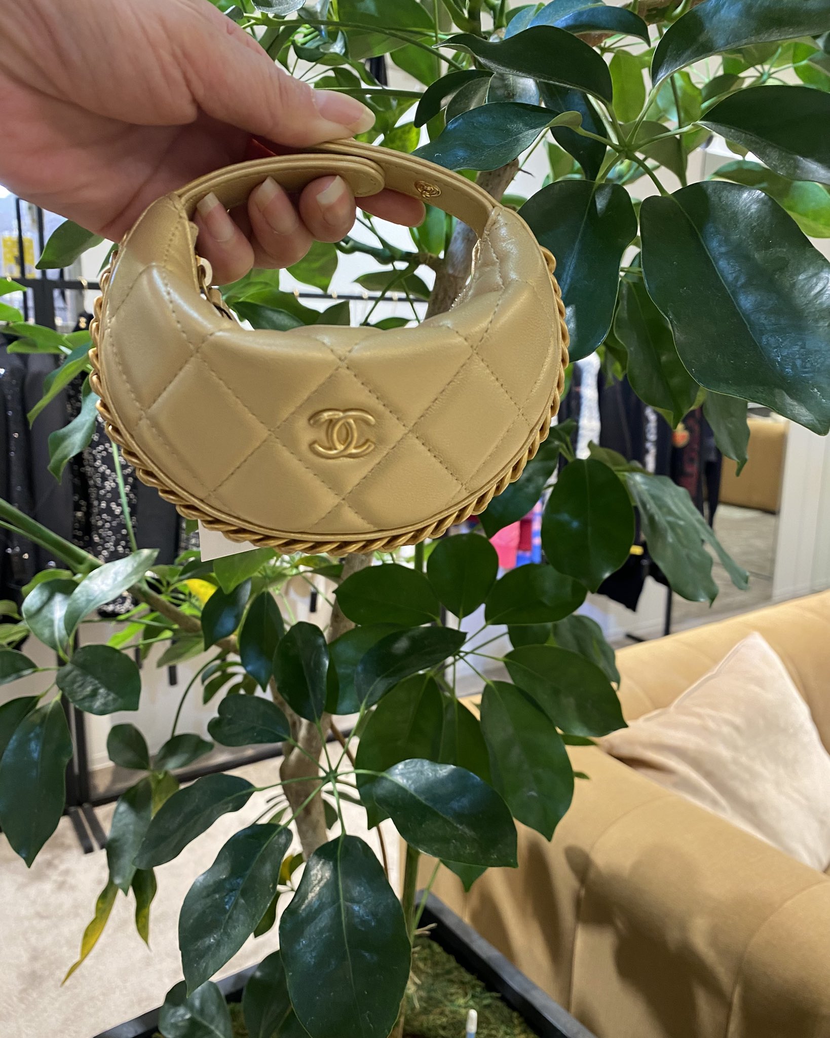 ♡シャネルハンガー8本です♡ 大人可愛いざっくりニット♡【CHANEL】カーディガン (CHANEL