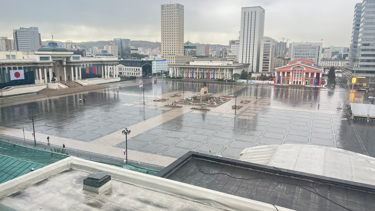 Хичнээн сайхан харагдаж байнаа.. Тэр голын хөшөө байхгүй бол бүр сайхан харагдана..